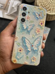 قاب موبایل ( آیفون - سامسونگ ) گل بابونه و پروانه آبرنگی محافظ لنزدار - تصویر 2