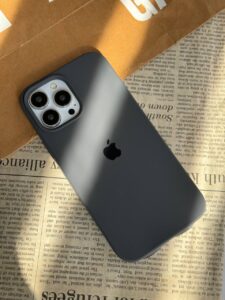 قاب موبایل آیفون سیلیکون اورجینال داخل جیر پایین بسته - تصویر 2