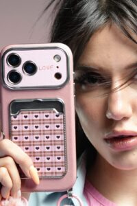 قاب موبایل آیفون قلب آیینه ای صورتی + بندست پشمی - تصویر 3