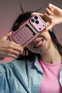 قاب موبایل آیفون قلب آیینه ای صورتی + بندست پشمی - تصویر 2