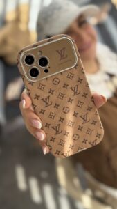 قاب موبایل آیفون لویی ویتون مخملی فونتی قهوه ای - تصویر 2