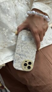 قاب موبایل ( آیفون ) گل مستر پیس سفید نقره ای + بندست مخملی - تصویر 2